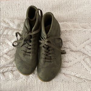 Women’s size 8 High Top Camo Nobull’s!